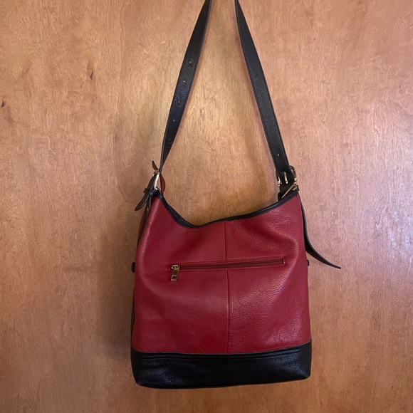 Red & black vegan leather bucket bag - Picture 4 of 10